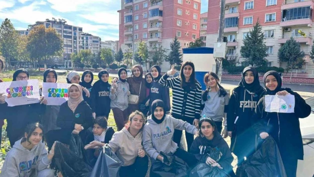 Batman'da öğrenci ve öğretmenler çevre temizliği yaptı