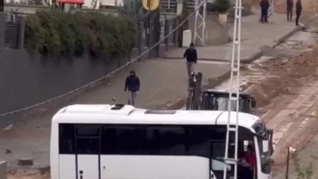 Batman'da patlayan su borusu sürücülere zor anlar yaşattı