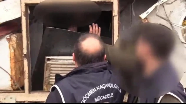 Batman'da tır dorsesindeki gizli bölmede 49 kaçak göçmen yakalandı