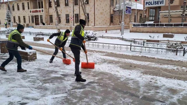 Bayburt Belediyesi yaya ve sürücüler için seferber oluyor: Karla mücadele aralıksız sürüyor