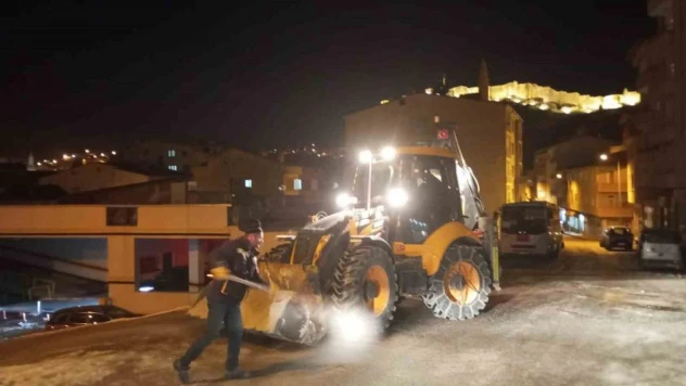 Bayburt Belediyesinin buz mesaisi aralıksız devam ediyor