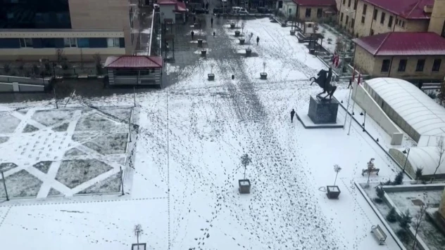 Bayburt güne kar yağışıyla uyandı