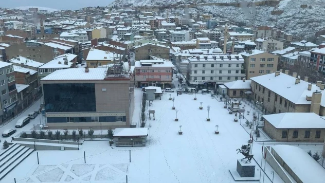Bayburt pazar gününe kar yağışıyla uyandı