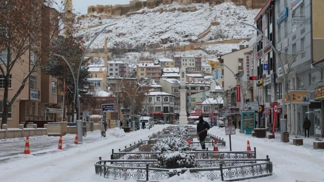 Bayburt'ta kar yüzünü yeniden gösterdi