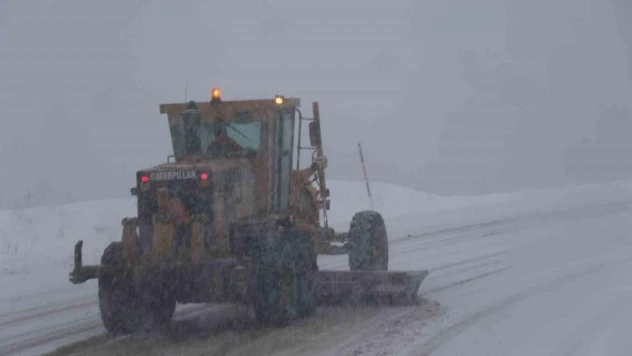 Bayburt'ta karayolları ekiplerinden yoğun kar mesaisi