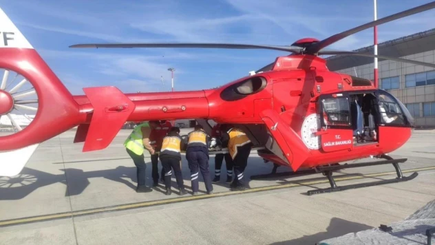 Baygınlık geçiren vatandaş helikopter ambulansla Van'a sevk edildi
