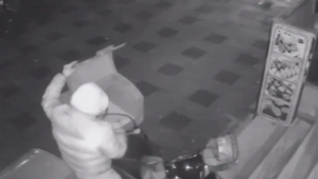 Bayrampaşa'da bir kişi eski çalıştığı iş yerine girerek motosikleti çaldı