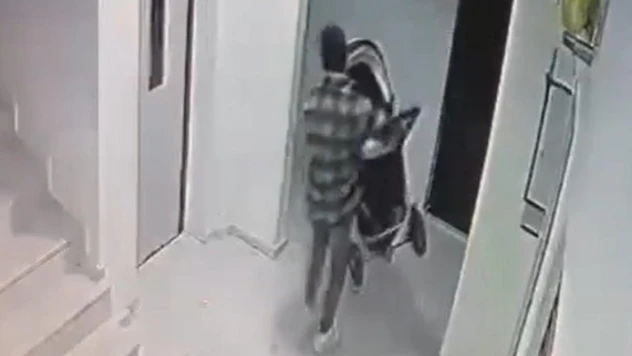 Bebek arabası çalan şüpheli güvenlik kamerasında
