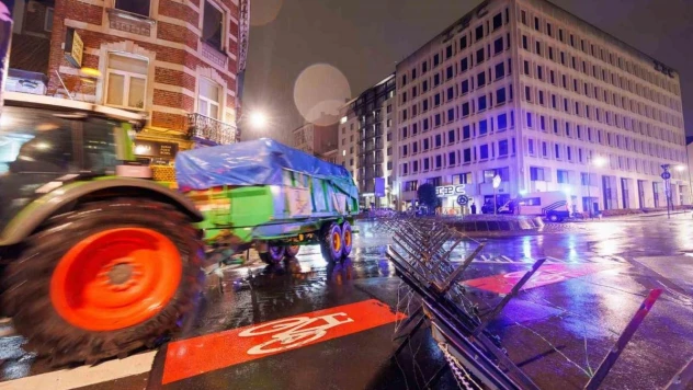 Belçika'da çiftçiler caddeleri ateşe verdi