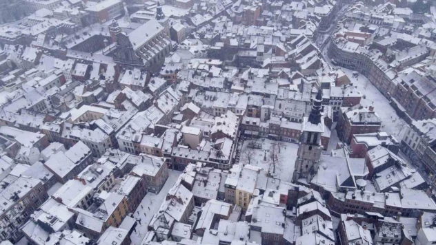 Belçika'da yoğun kar yağışı: Seferler askıya alındı