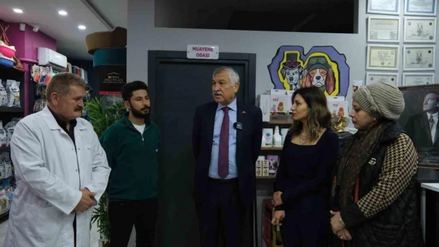 Belediye Başkanı Karalar, Atatürk'e hakaret edilen veteriner kliniğini ziyaret ederek, 'yalnız değilsiniz' mesajı verdi