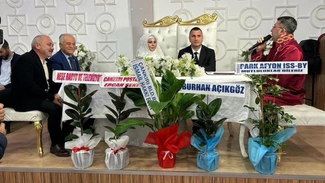 Belediye başkanı rakibinin nikah şahidi oldu