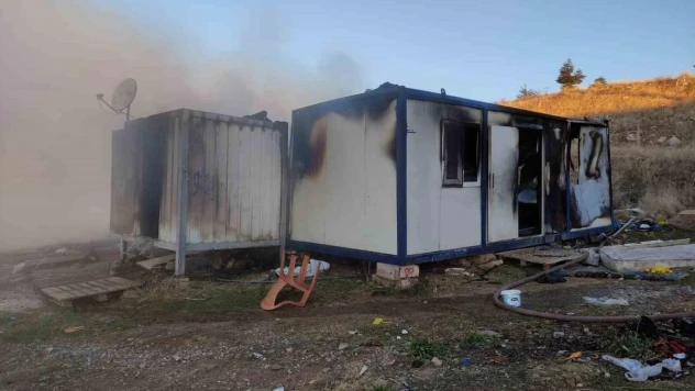 Belediye katı atık ayrıştırma tesisindeki konteynırda yangın