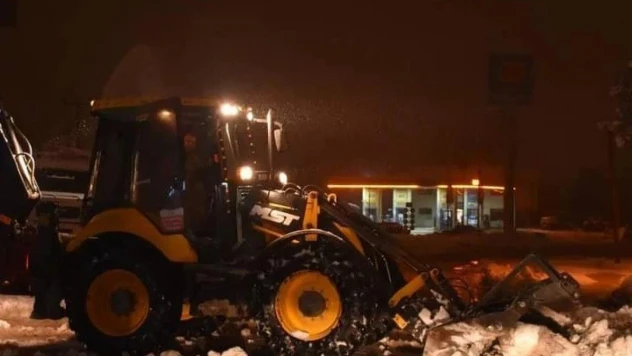 Belediye yoğun kar yağışında olumsuzlukları önlemeye çalışıyor