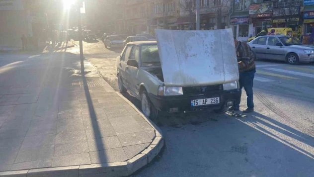 Benzin hortumu patlayan Tofaş marka otomobil alev aldı