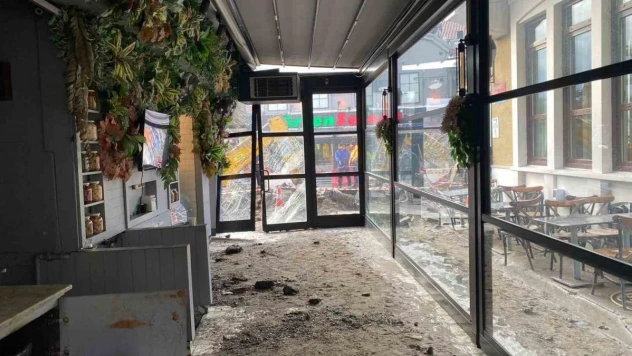 Beşiktaş'ta ana isale hattı patlayınca iş yerini su basan esnaf: 'İSKİ'yi aradık ama geç geldiler'