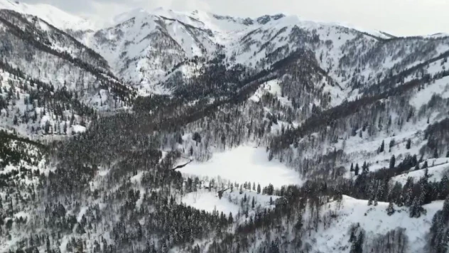 Beyaz örtüyle kaplanan Borçka Karagöl'ün eşsiz manzarası havadan görüntülendi