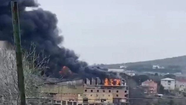 Beykoz Örnekköy'de 2 katlı bir fabrikada yangın çıktı. Olay yerine sevk edilen itfaiye ekiplerinin alevlere müdahalesi sürüyor.
