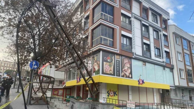 Beylikdüzü'nde elektrik kablolarına takılan TIR, 3 direği yamulttu