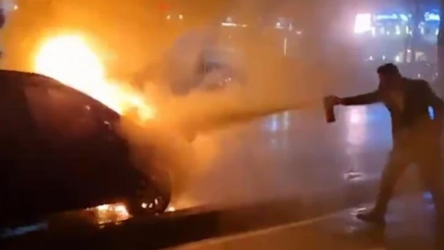 Beylikdüzü'nde park halindeki araç alev aldı