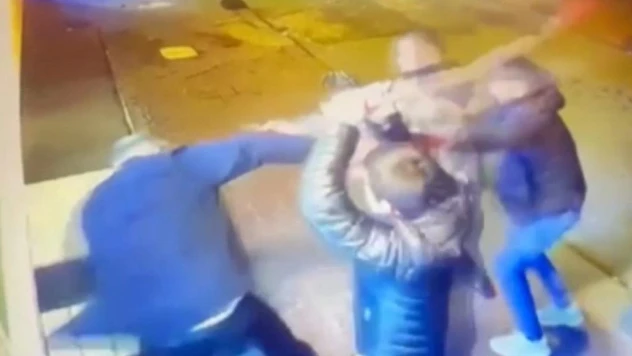 Beyoğlu'nda yüksek hesap çetesinin turistleri sopayla darp ettiği anlar kamerada