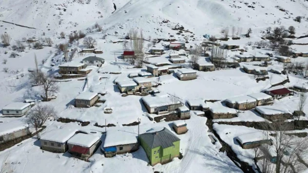 Beytüşşebap'ın 150 haneli köyünde tek katlı evler kara teslim oldu