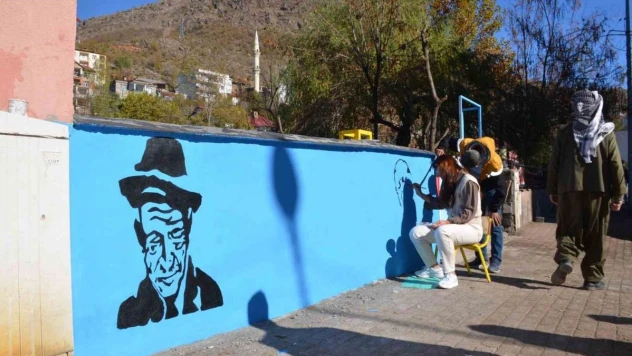 Beytüşşebap'ta öğretmenler çizdikleri resimlerle sokakları renklendiriyor