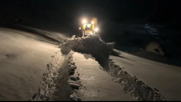 Beytüşşebap'ta yaylada kalan aileler için karlı yolları açma çalışmaları devam ediyor
