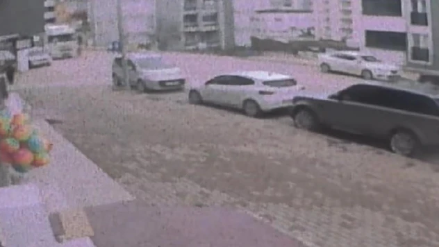 Bilecik'te 7 yaşındaki çocuğa tır çarpması güvenlik kamerasına yansıdı