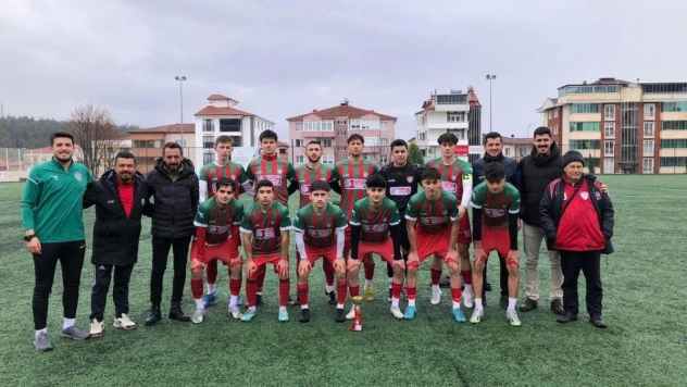 Bilecik U-18 Gençler Ligi'nde 2 hafta önce şampiyonluğu garantileyen 1308 Osmaneli Belediyespor kupasına kavuştu