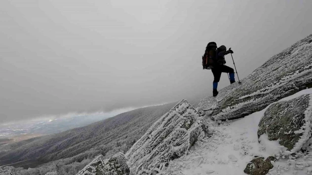 Bin 336 metreye çıkıp -14 derecede uçurum kıyısına çadır kurdular
