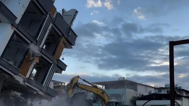 Bina çökünce operatör kaçarak canını kurtardı, korku dolu anlar kamerada