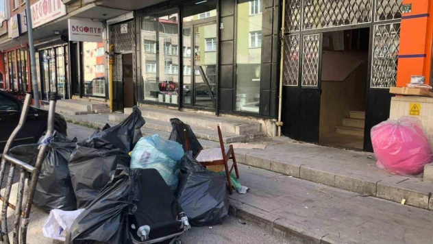 Binayı çöp alanına çevirdiler