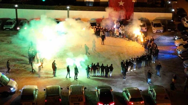 Bir anda evinin önünde toplanıp sürpriz yaptılar