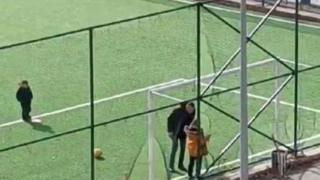 Bir babanın çocuğuna yaptığı akıl almaz görüntüler