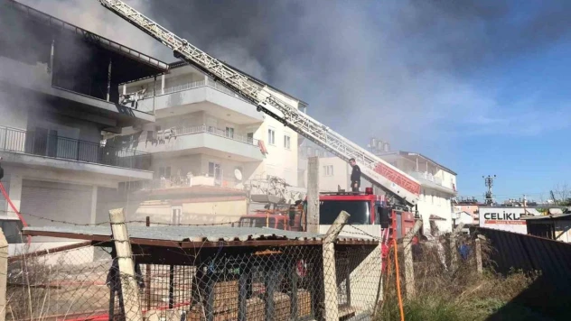 Bir kıvılcım yetti: Önce plastik kasalar, ardından bina ve kamyonet yandı