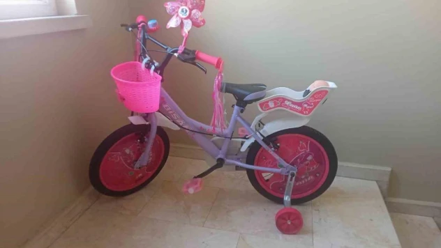 Bisikleti çalınan küçük kıza MHP'li ağabeyinden güzel sürpriz