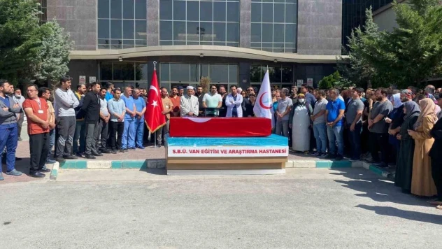 Bisikletle işe giderken kamyonetin çarptığı hemşireye son görev