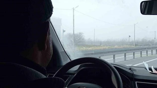 Bitlis'te yoğun sis nedeniyle sürücüler zor anlar yaşadı