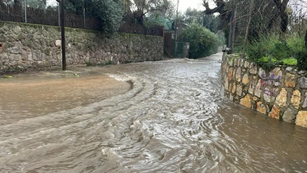 Bodrum'da belediye ekipleri sağanak yağışta sahada çalıştı