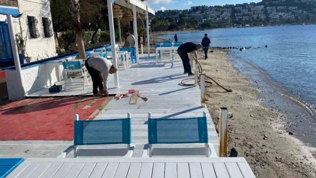 Bodrum'da kıyı işgali yapan işletmeye belediyeden müdahale