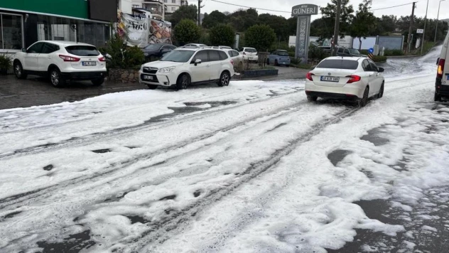 Bodrum'da yol aniden köpürdü