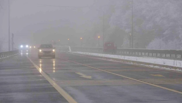 Bolu Dağı'nda hafif kar yağışı ve sis etkili oluyor: Görüş mesafesi 30 metre