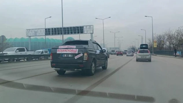 Boşanma davasına giderken aracını düğün arabası gibi süsledi, görenler şaşırdı