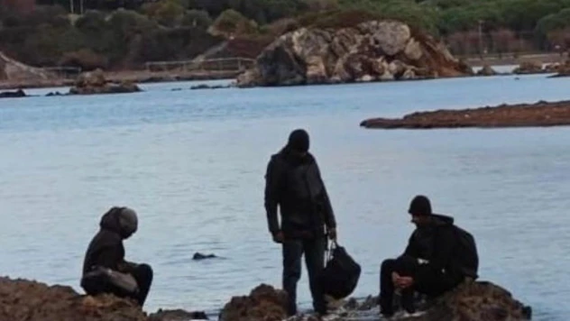 Botları batınca mahsur kalan göçmenler Deniz Polisine yakalandı