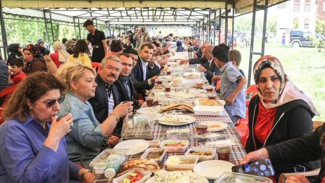 Böyle etkinlik görülmedi... Binlerce Vanlı bir arada kahvaltı keyfi yaptı