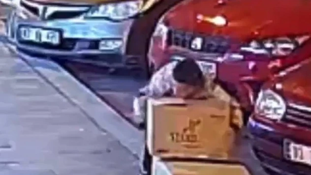 Boyu kadar ayakkabı kolisini çalıp kayıplara karıştı