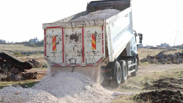 Bozova Belediyesi kırsalda yol çalışmalarını sürdürüyor