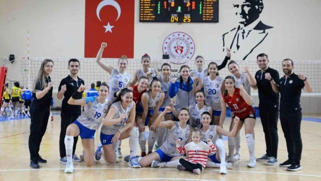 Bozüyük Belediyesi Eğitim ve Spor Kulübü Voleybol Takımı, yarı finale yükseldi
