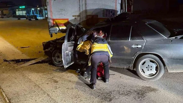 Bozüyük'te otomobil tıra arkadan çarptı 1 kişi yaralandı